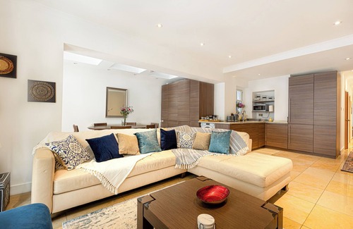 Earl's Court Apartment | Central Amazing 2BR Flat w/2 Patio in Kensington
