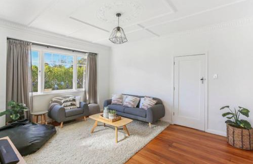 Gisborne House | Central and Affordable - Cute Art Deco