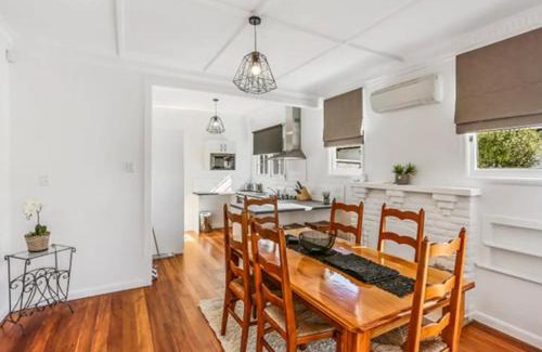 Gisborne House | Central and Affordable - Cute Art Deco