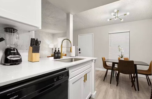 Hyde Park Apartment | Central and Cozy condo close to Downtown and University