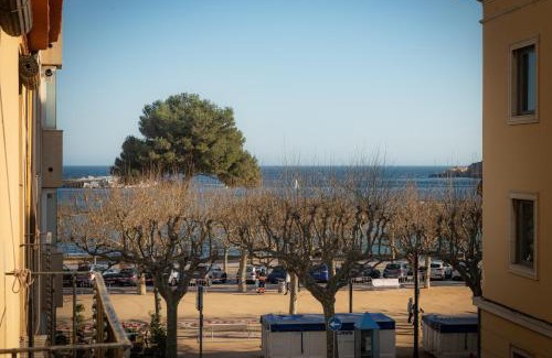 Sant Feliu de Guixols Apartment | Central Apartment al lado de la playa con aire acondicionado y parquing