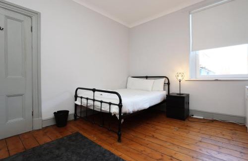 Grangetown Apartment | Central Cardiff Victorian Town House Free parking
