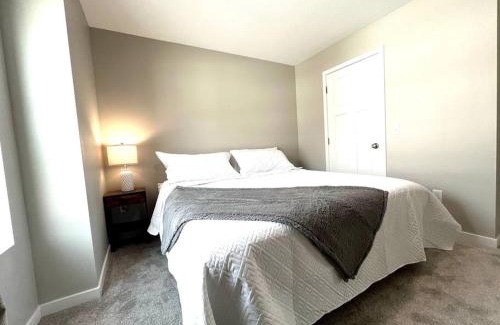 Cedar Falls Apartment | Central Cedar Falls Townhome - King Beds!