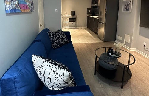 Downsview House | Central city - 10 mins from Pearson airport
