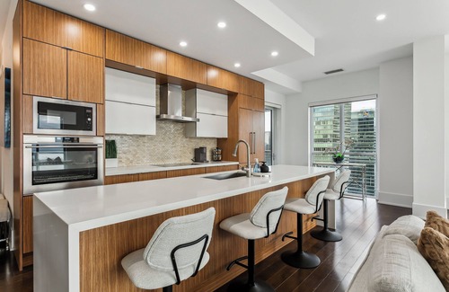 CityPlace Apartment | Central CN Tower View | 3bed 3 bath | 6 Guest | Pool | Gym | Parking