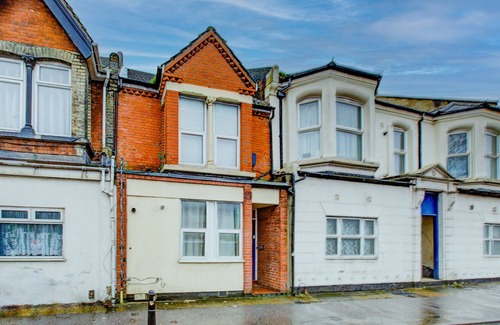 Gillingham Apartment | Central & Cozy Gillingham Apartment 1 min walk to station & town centre!