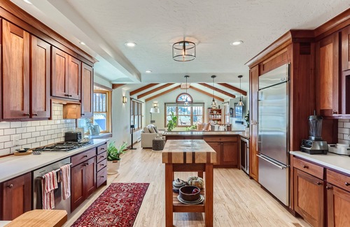 Washington Park House | Central Denver Home - Walkable - Hot Tub/Fenced Yard/Fireplace