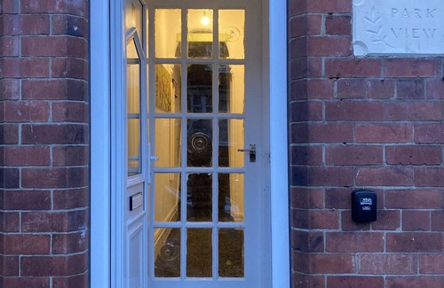 Doncaster House | Central Doncaster 5BED 3BATH ParkView Mansion