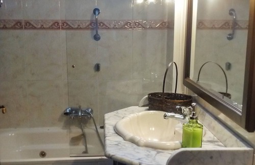Santiago de Vigo Condo | CENTRAL HOUSE, 7 PEOPLE, 3 BEDS MARRIAGE, 1 INDIVIDUAL, AIR CONDITIONING