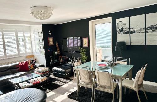 Hove Apartment | CENTRAL HOVE Large 2 bedroom Private residence with PARKING & BEACH HUT