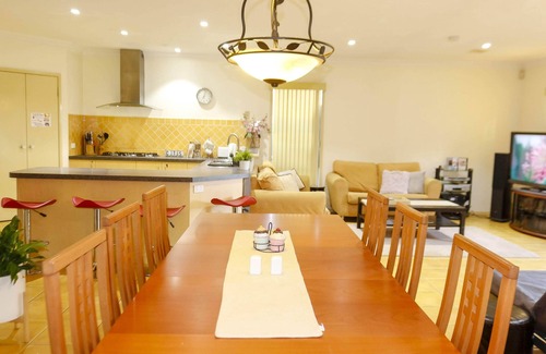 Sunshine North House | Central & Perfect Stay for WorkCrews & Families Long-Stay discount.