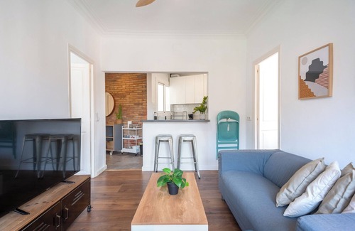 El Poble-sec Apartment | Central Renovated 3ext. bedrooms, 2 bath. Lots of natural light. Family friendly