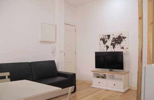 Sao Jorge de Arroios Apartment | Central Retreat in Vila Queiroz | 3 Guests Lisbon
