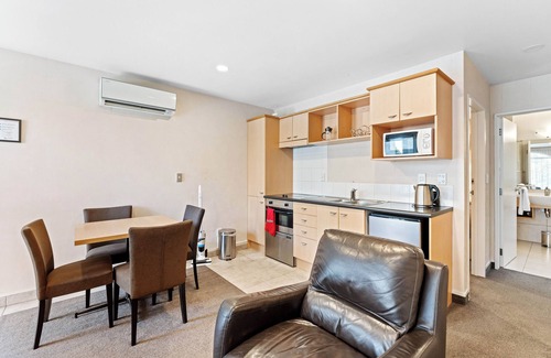 Taupo Cottage | Central Retreat - Lake Taupo Holiday Apartment