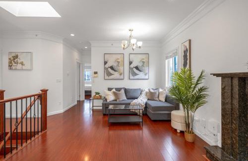 Renfrew-Collingwood Apartment | Central Spacious 3 Br Upstairs