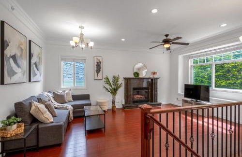 Renfrew-Collingwood Apartment | Central Spacious 3 Br Upstairs