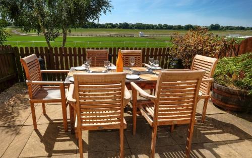 Stratford-upon-Avon House | Central Stratford, 3 bedrooms, sleeps 6, easy walk to town, Parking, Self Catering, Great View