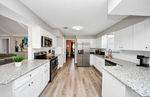 Humble Apartment | Centrally-Located, Quiet Family Retreat w/Pool & Games - Mins to IAH Airport!