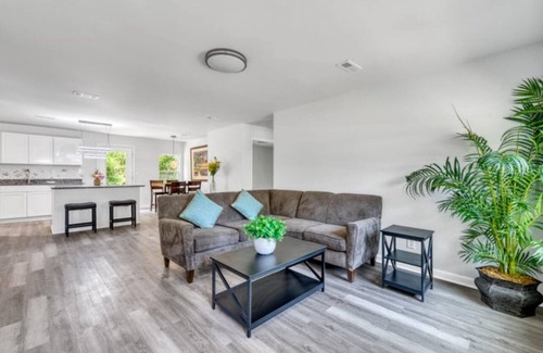 Walterboro House | Centrally Located Serene home away from home. Come be our guest!
