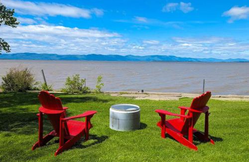 Cap-Saint-Ignace Ski Chalet | Chalet #2 Waterfront with Spa Fireplace Wifi & AC