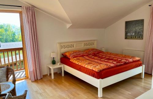 Nussdorf am Attersee Apartment | Chalet Attersee - ganzes Ferienhaus, Seeblick, Kamin, Sauna