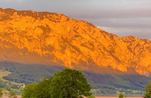 Nussdorf am Attersee Apartment | Chalet Attersee - ganzes Ferienhaus, Seeblick, Kamin, Sauna