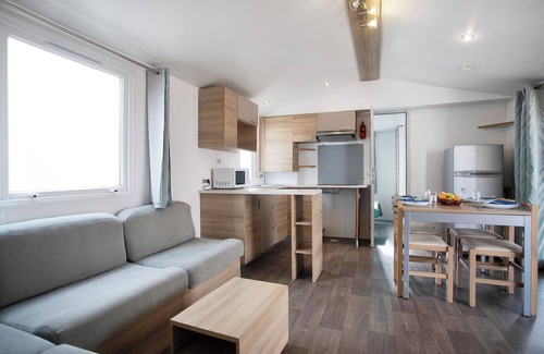 Burinhosa Ski Chalet | Chalet 'Bungalow T3 I I -15 Min From Nazaré' with Shared Pool, Private Terrace and Air Conditioning