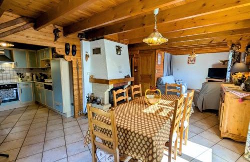 Le Menil House | Chalet confortable avec 4 chambres, cheminée, grand terrain, proche pistes et lac - FR-1-589-107