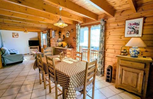 Le Menil House | Chalet confortable avec 4 chambres, cheminée, grand terrain, proche pistes et lac - FR-1-589-107