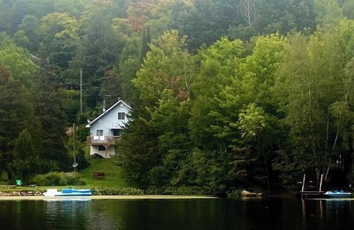 Saint-Calixte Ski Chalet | Chalet Kilkenny. Lakefront, spa, 4 bedrooms (9)