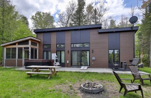 Chertsey Ski Chalet | Chalet le loup- SPA- Bord du lac lili- Petfriendly