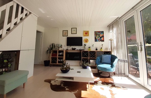 Martin Apartment | Chalet No. 53, in Kingsdown, Kent is a charming holiday chalet sleeping 6 people in 2 bedrooms. This