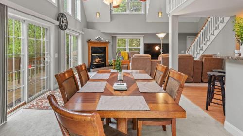 Lake Harmony Estates Ski Chalet | Chalet on Chalet by AvantStay Bright Cabin w Deck Fire Pit Near Lake