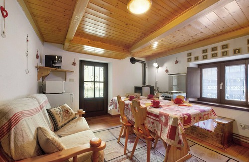 La Salle Cabin | Chalet 'Petite Maison Des Alpes' with Mountain View and Balcony