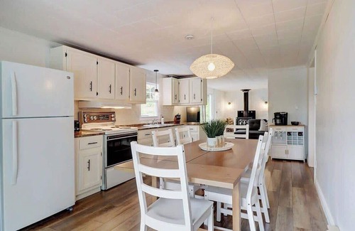 Memphremagog Regional County Municipality Ski Chalet | Chalet with Spa – Magog: Lake Access, Fireplaces & Relaxation