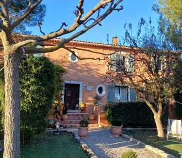 Saint-Saturnin-les-Avignon Bed & Breakfast | Chambre d'hôte suite Tournesol "Au fond du jardin"