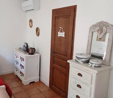 Saint-Saturnin-les-Avignon Bed & Breakfast | Chambre d'hôte suite Tournesol "Au fond du jardin"