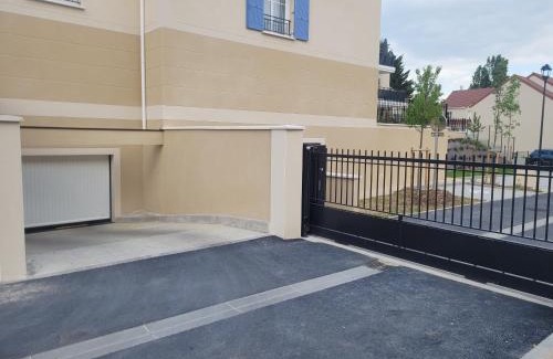 Saint-Witz Apartment | Chambre d'hôte, dans 4 pièces , avec terasse, jardin