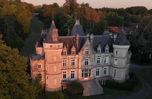 Cluis Bed & Breakfast | Chambre Royale au Château de la Rose avec Parking Privé - FR-1-591-766