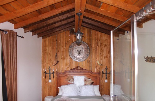 Lantignie Bed & Breakfast | CHAMBRE VIKING LODGE MEDIEVALE