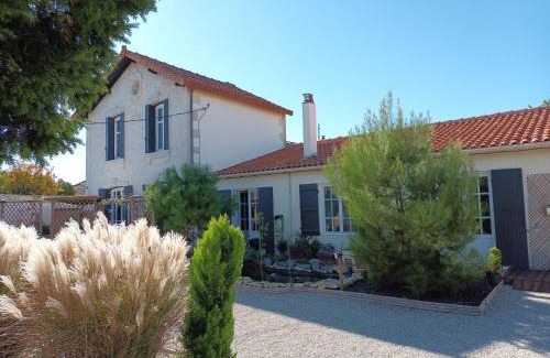Pons Bed & Breakfast | Chambres d'Hôtes "Le Clos des Passiflores"