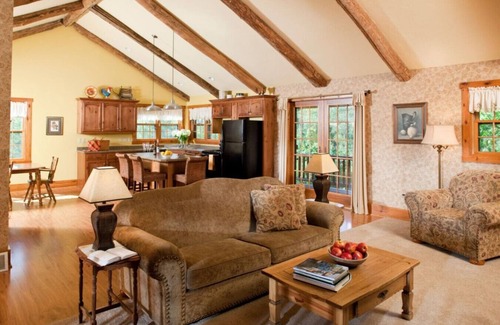 Sturgeon Bay Cabin | Chanticleer Cabins -Oak Cabin