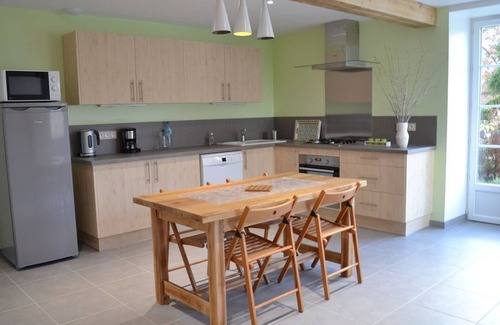 Salles-de-Barbezieux Cottage | "Charentaise rénovée avec piscine, sauna et équipements bébé, proche de Barbezieux"