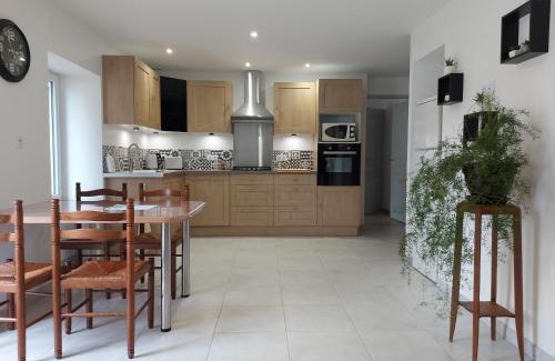 Saint-Christophe House | Charmant gîte au cœur de Saint-Christophe, 6 pers, tout confort, Wi-Fi gratuit, proche châteaux et nature - FR-1-581-116