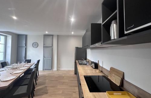 Theneuille House | Charmant gîte historique à Theneuille avec espaces extérieurs calmes - FR-1-489-571