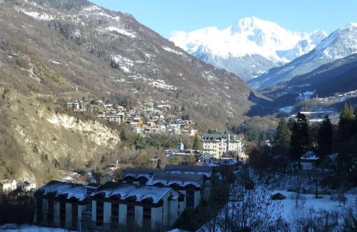 Brides-les-Bains Apartment | Charmant studio pour 4 pers. avec balcon, parking et wifi, à deux pas des Thermes et du centre village - FR-1-512-212