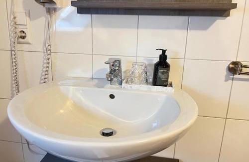 Tiefenbronn Apartment | Charmante Hotelwohnung nahe Pforzheim, ruhige Lage