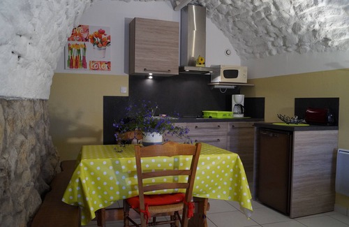 Saint-Etienne-de-Fontbellon Cottage | Charming 2-person Les Voûtes gîte in Domaine de L'Amourie swimming pool wifi