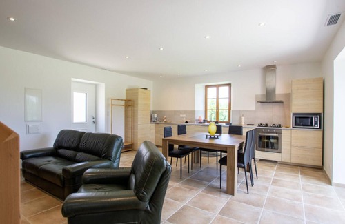 Montferrand-du-Perigord Cottage | Charming Rural Getaway in Dordogne with Large Terrace and Modern Amenities