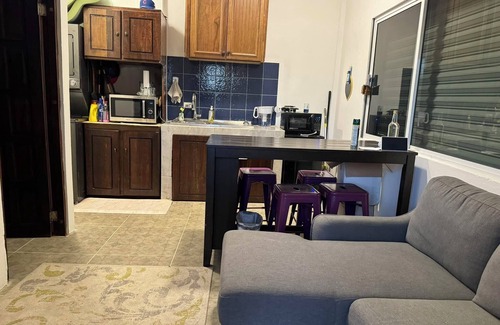Dangriga House | Charming 1-bed Apt.-rooftop bar & splash pool, AC, WiFi, Views & Very Private